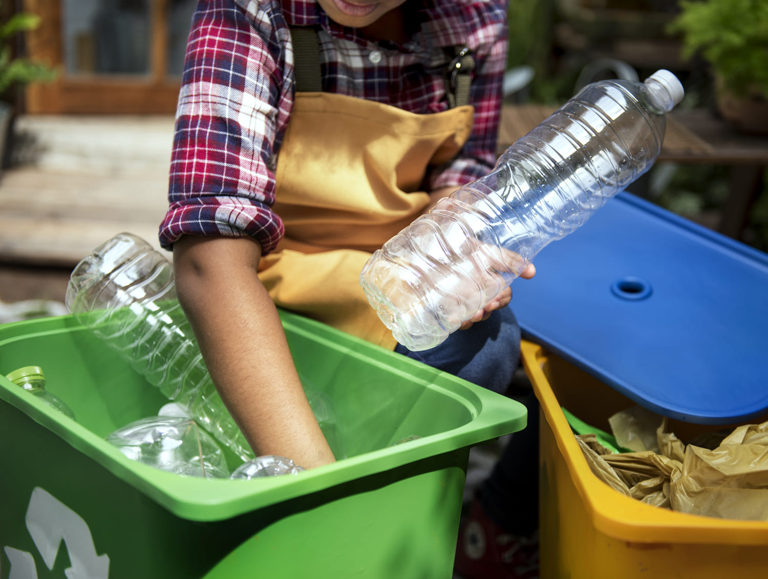 closeup-hands-separating-plastic-bottles(1) (2) Reciclatón 2024, Cultura Basura Cero