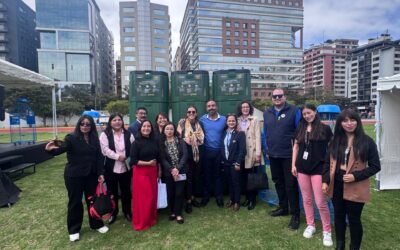 Colaboramos con EMGIRS a través del Programa Composteras Comunitarias, vinculando a más de 20 colegios para que integren procesos de compostaje y recuperación de residuo orgánico.